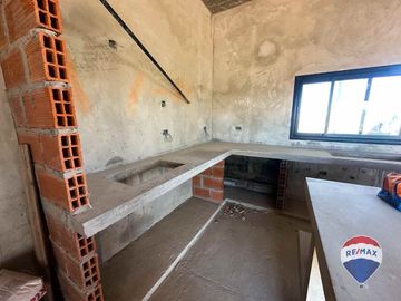 CASA 7 AMB EN VENTA EN BARRIO SANTA CLARA AL SUR