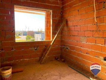 CASA 7 AMB EN VENTA EN BARRIO SANTA CLARA AL SUR