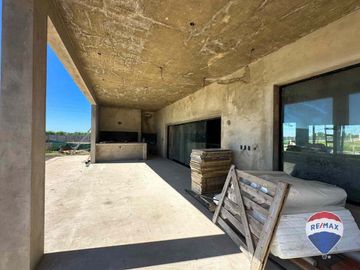 CASA 7 AMB EN VENTA EN BARRIO SANTA CLARA AL SUR