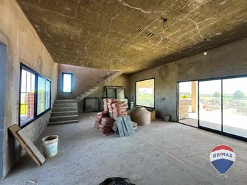 CASA 7 AMB EN VENTA EN BARRIO SANTA CLARA AL SUR