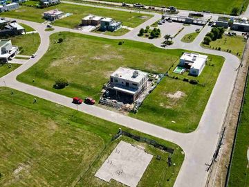 CASA 7 AMB EN VENTA EN BARRIO SANTA CLARA AL SUR