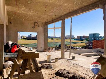 CASA 7 AMB EN VENTA EN BARRIO SANTA CLARA AL SUR