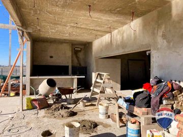 CASA 7 AMB EN VENTA EN BARRIO SANTA CLARA AL SUR