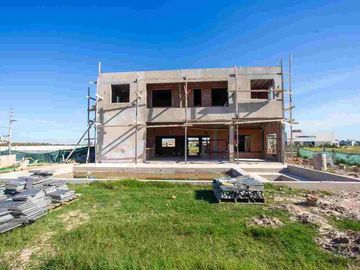 CASA 7 AMB EN VENTA EN BARRIO SANTA CLARA AL SUR