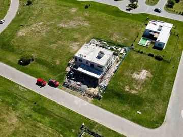 CASA 7 AMB EN VENTA EN BARRIO SANTA CLARA AL SUR