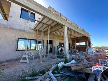 CASA 7 AMB EN VENTA EN BARRIO SANTA CLARA AL SUR