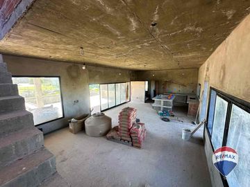 CASA 7 AMB EN VENTA EN BARRIO SANTA CLARA AL SUR