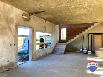 CASA 7 AMB EN VENTA EN BARRIO SANTA CLARA AL SUR