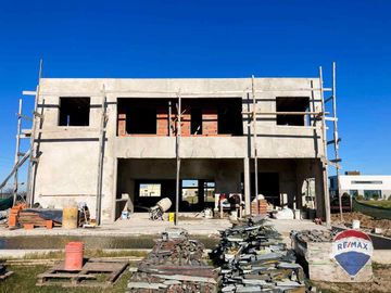 CASA 7 AMB EN VENTA EN BARRIO SANTA CLARA AL SUR