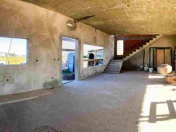 CASA 7 AMB EN VENTA EN BARRIO SANTA CLARA AL SUR