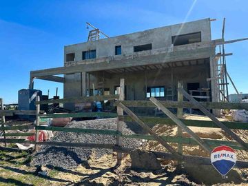 CASA 7 AMB EN VENTA EN BARRIO SANTA CLARA AL SUR