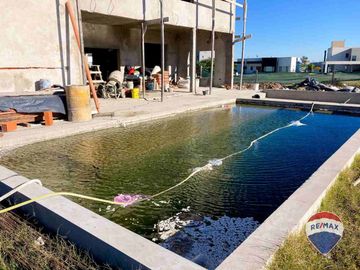 CASA 7 AMB EN VENTA EN BARRIO SANTA CLARA AL SUR