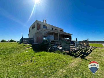 CASA 7 AMB EN VENTA EN BARRIO SANTA CLARA AL SUR