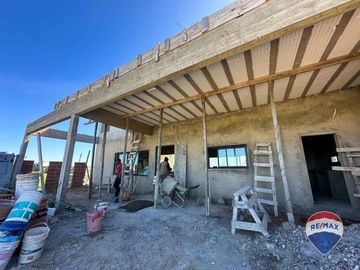 CASA 7 AMB EN VENTA EN BARRIO SANTA CLARA AL SUR