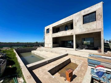 CASA 7 AMB EN VENTA EN BARRIO SANTA CLARA AL SUR