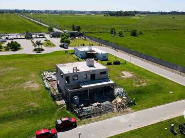 CASA 7 AMB EN VENTA EN BARRIO SANTA CLARA AL SUR