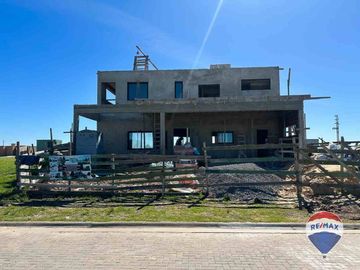 CASA 7 AMB EN VENTA EN BARRIO SANTA CLARA AL SUR