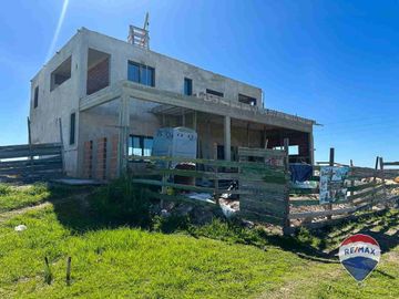 CASA 7 AMB EN VENTA EN BARRIO SANTA CLARA AL SUR