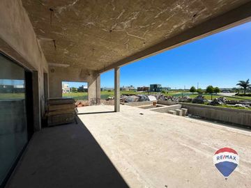 CASA 7 AMB EN VENTA EN BARRIO SANTA CLARA AL SUR