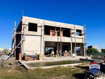 CASA 7 AMB EN VENTA EN BARRIO SANTA CLARA AL SUR