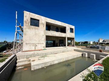 CASA 7 AMB EN VENTA EN BARRIO SANTA CLARA AL SUR