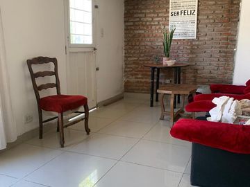 Casa de 4 ambientes y parque, 2 cuadras est.Ezeiza