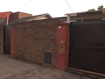 Casa de 4 ambientes y parque, 2 cuadras est.Ezeiza