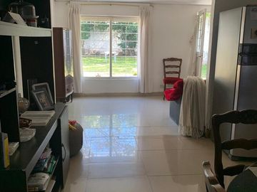 Casa de 4 ambientes y parque, 2 cuadras est.Ezeiza