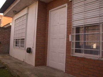 Casa de 4 ambientes y parque, 2 cuadras est.Ezeiza