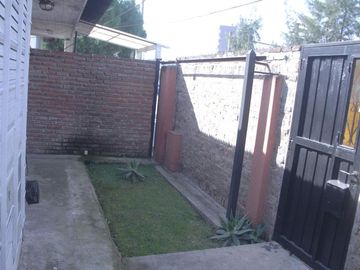 Casa de 4 ambientes y parque, 2 cuadras est.Ezeiza