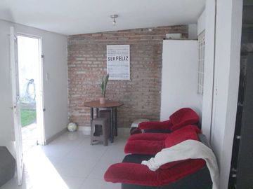 Casa de 4 ambientes y parque, 2 cuadras est.Ezeiza