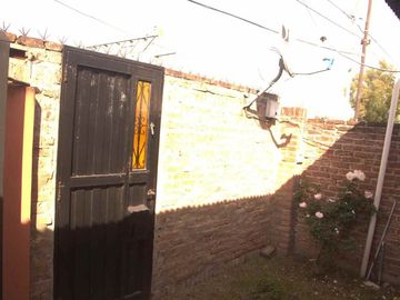 Casa de 4 ambientes y parque, 2 cuadras est.Ezeiza