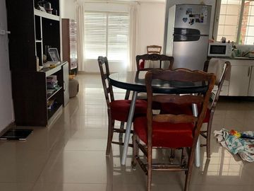 Casa de 4 ambientes y parque, 2 cuadras est.Ezeiza