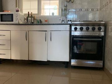 Casa de 4 ambientes y parque, 2 cuadras est.Ezeiza