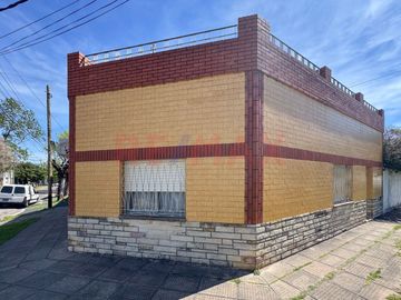 VENTA CASA 4 AMB C/GARAGE, PATIO Y TERRAZA HURLING