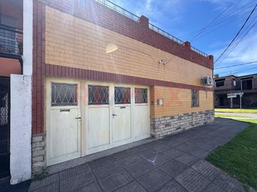 VENTA CASA 4 AMB C/GARAGE, PATIO Y TERRAZA HURLING