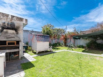 VENTA CASA 4 AMB C/GARAGE, PATIO Y TERRAZA HURLING