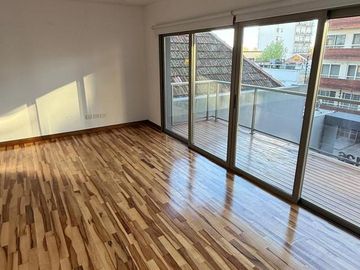 Venta Departamento 4 Ambientes al frente con cochera