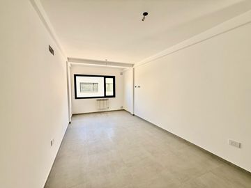 Venta de Departamento de 2 Dorm. en planta baja, con cochera y patio