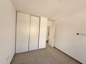 Venta de Departamento de 2 Dorm. en planta baja, con cochera y patio