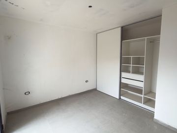 Venta de Departamento de 2 Dorm. en planta baja, con cochera y patio