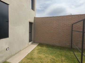 Venta de Departamento de 2 Dorm. en planta baja, con cochera y patio