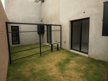 Venta de Departamento de 2 Dorm. en planta baja, con cochera y patio