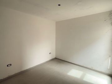 Venta de Departamento de 2 Dorm. en planta baja, con cochera y patio