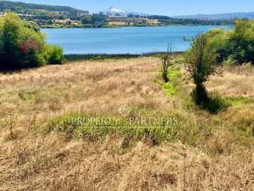 Extraordinario terreno urbano orilla lago Panguipulli.