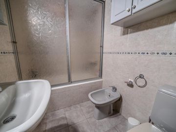 PH FRENTE CON ENTRADA INDEPENDIENTE - PATIO CON PARRILLA - 4 AMBIENTES - SIN EXPENSAS