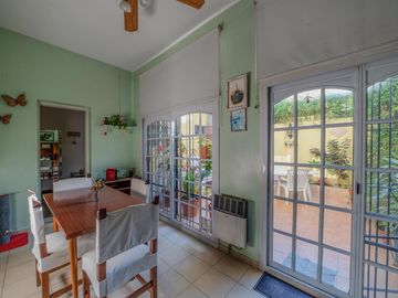 PH FRENTE CON ENTRADA INDEPENDIENTE - PATIO CON PARRILLA - 4 AMBIENTES - SIN EXPENSAS