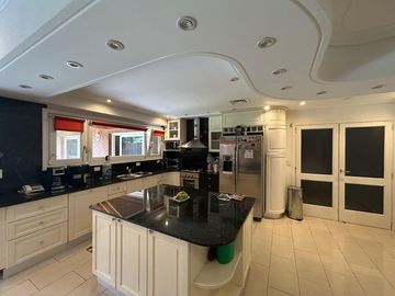 La mejor residencia en venta de Villa Ballester, gran calidad de construccion, posible permuta