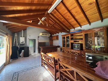 La mejor residencia en venta de Villa Ballester, gran calidad de construccion, posible permuta