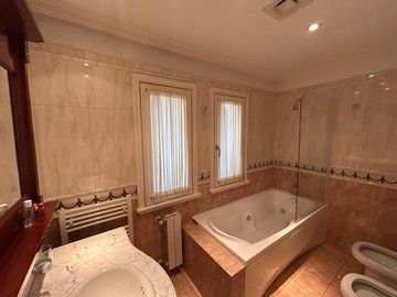 La mejor residencia en venta de Villa Ballester, gran calidad de construccion, posible permuta